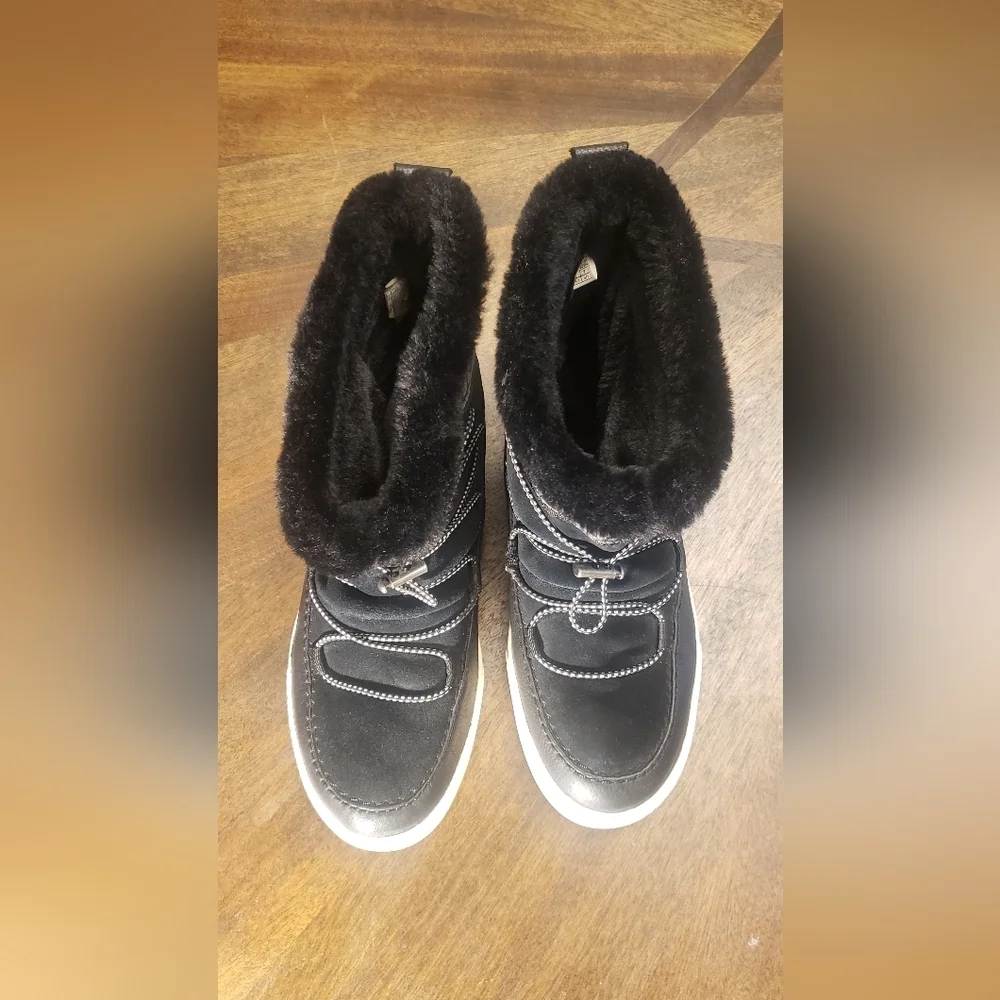 Tom's Alpine Round Toe Stylish Black Winter Boots Size 6